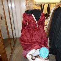 Hilfe beim Anziehen historischer Kleider Hilfe beim Anziehen